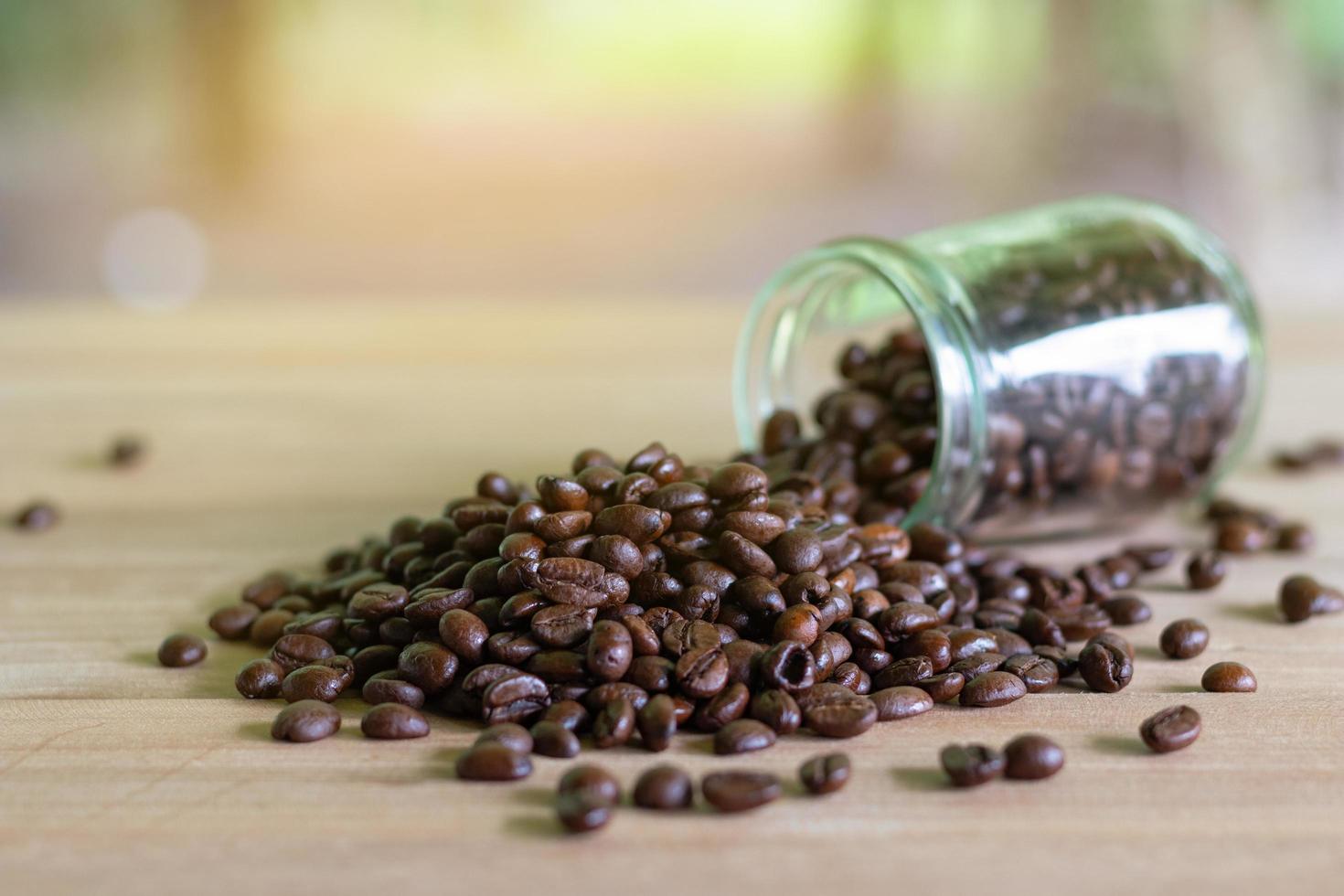 geröstete Kaffeebohnen in Glasflaschen foto