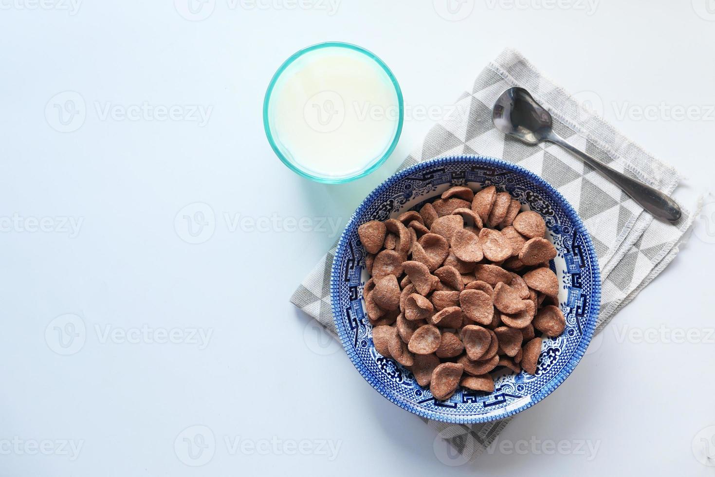 Müsli auf weißem Hintergrund foto