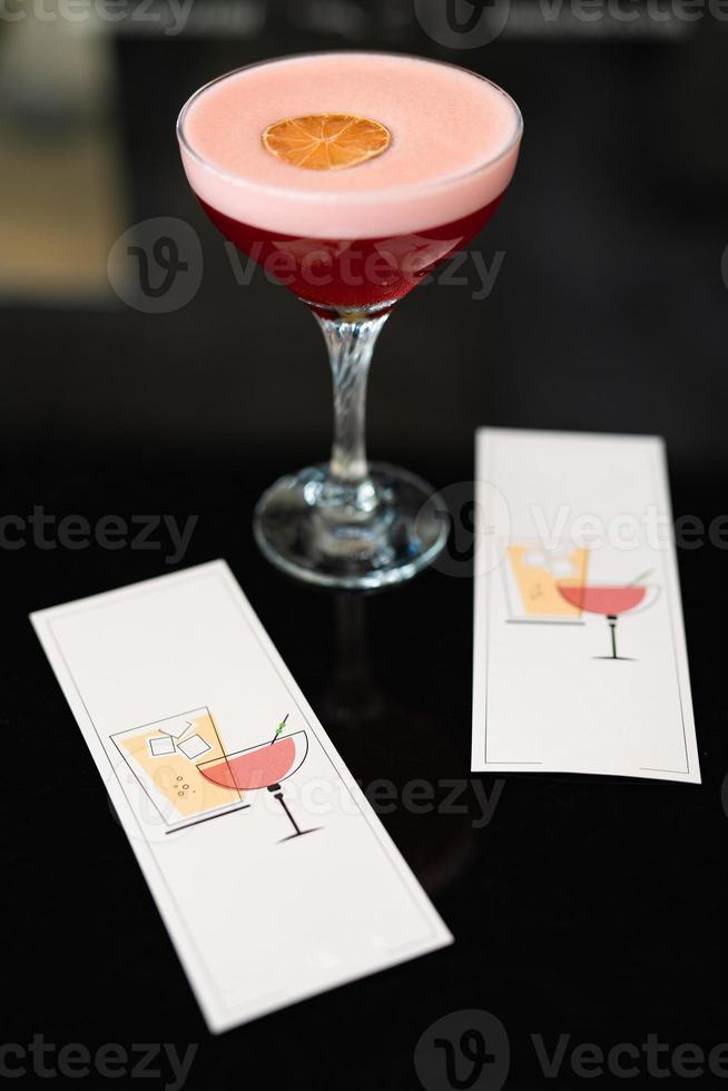 schön und köstlich alkoholisch Cocktails bereit beim das Bar durch das Barmann. foto