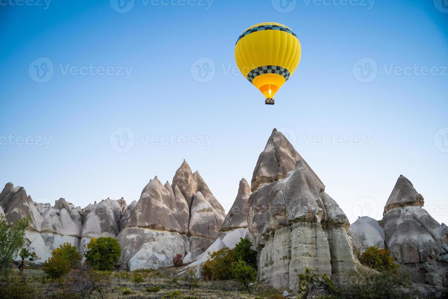 schöne landschaft luftballonsflug in den bergen von kappadokien im liebestal foto