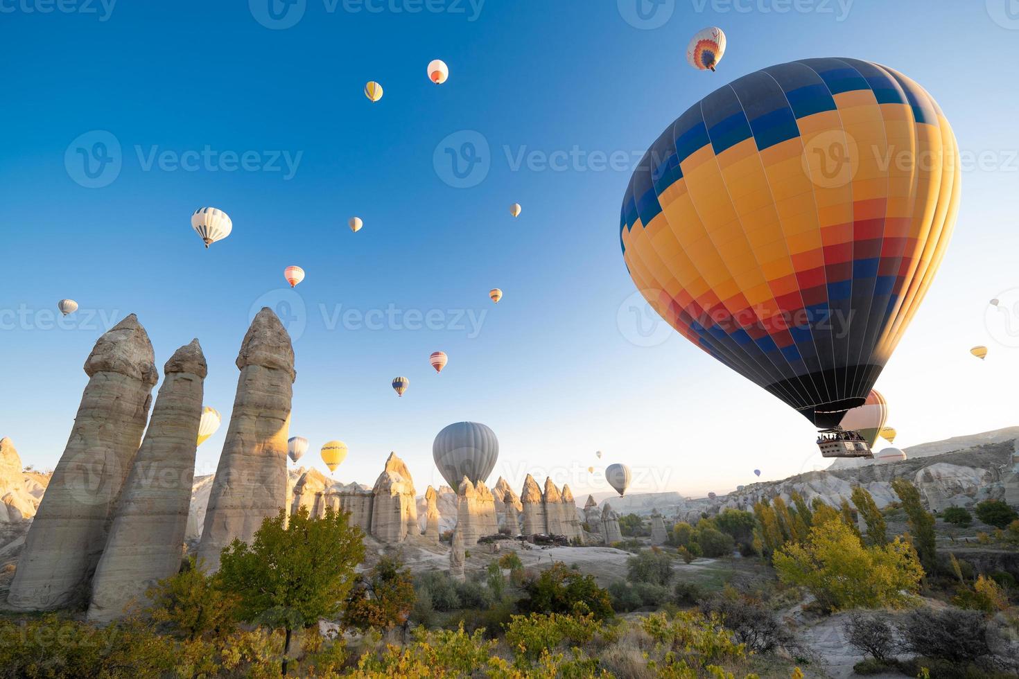 schöne landschaft luftballonsflug in den bergen von kappadokien im liebestal foto