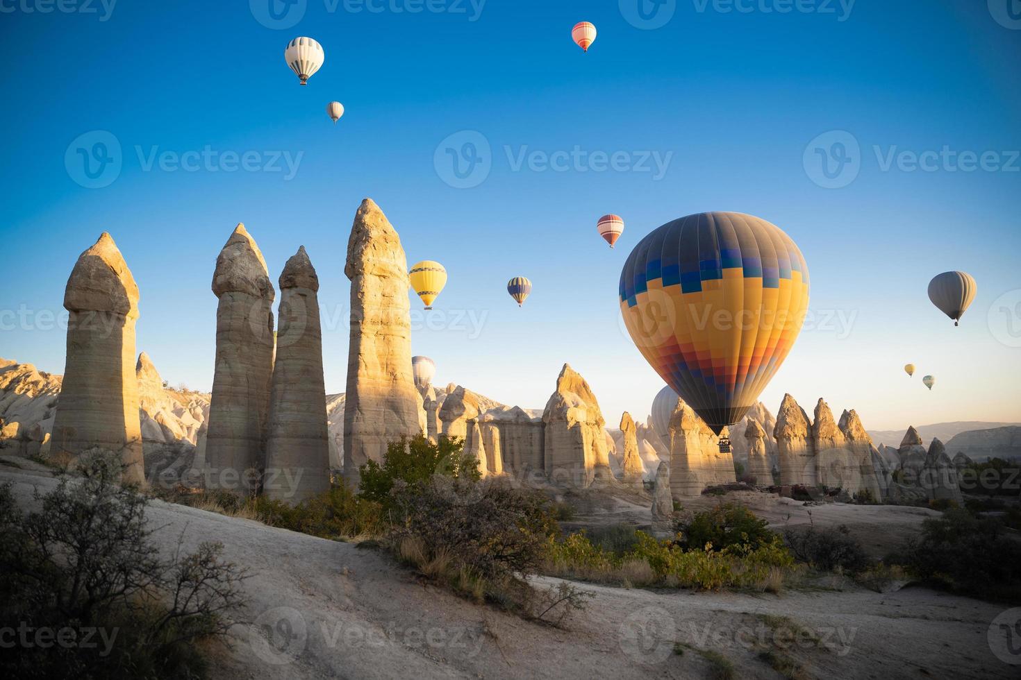 schöne landschaft luftballonsflug in den bergen von kappadokien im liebestal foto