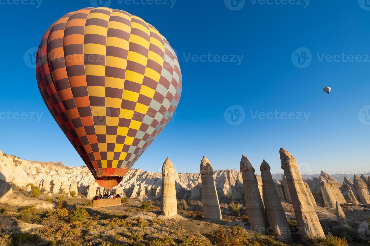 schöne landschaft luftballonsflug in den bergen von kappadokien im liebestal foto