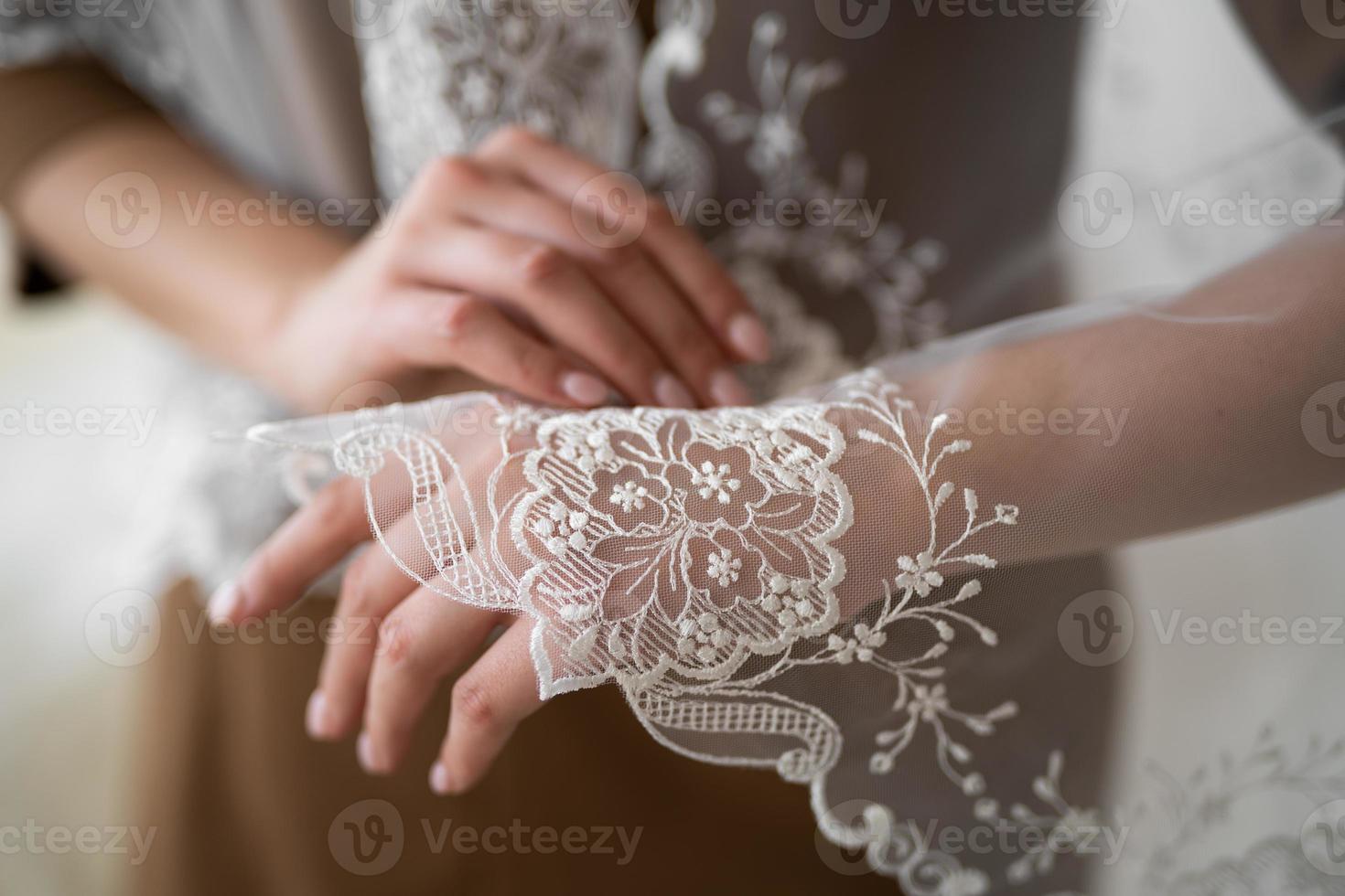 Hochzeitsschleier Nahaufnahme des gestickten Musters auf der Hand. foto