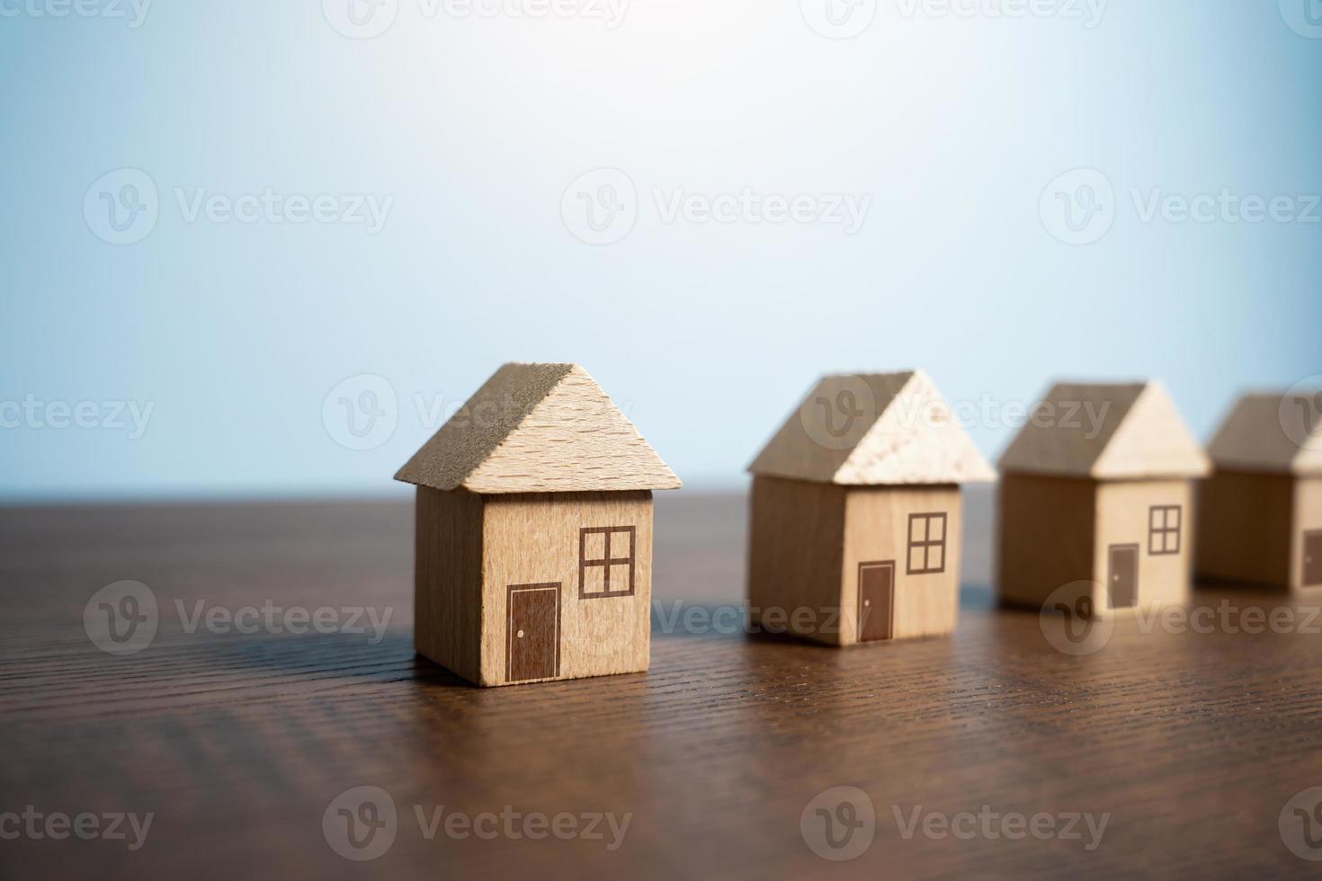 Reihe von Spielzeug Häuser. finden die meisten geeignet Gehäuse Optionen. bietet an auf echt Nachlass Markt. Hypothek. Bewertung von Wohn Gebäude. Makler Dienstleistungen. Kauf und Verkauf. foto