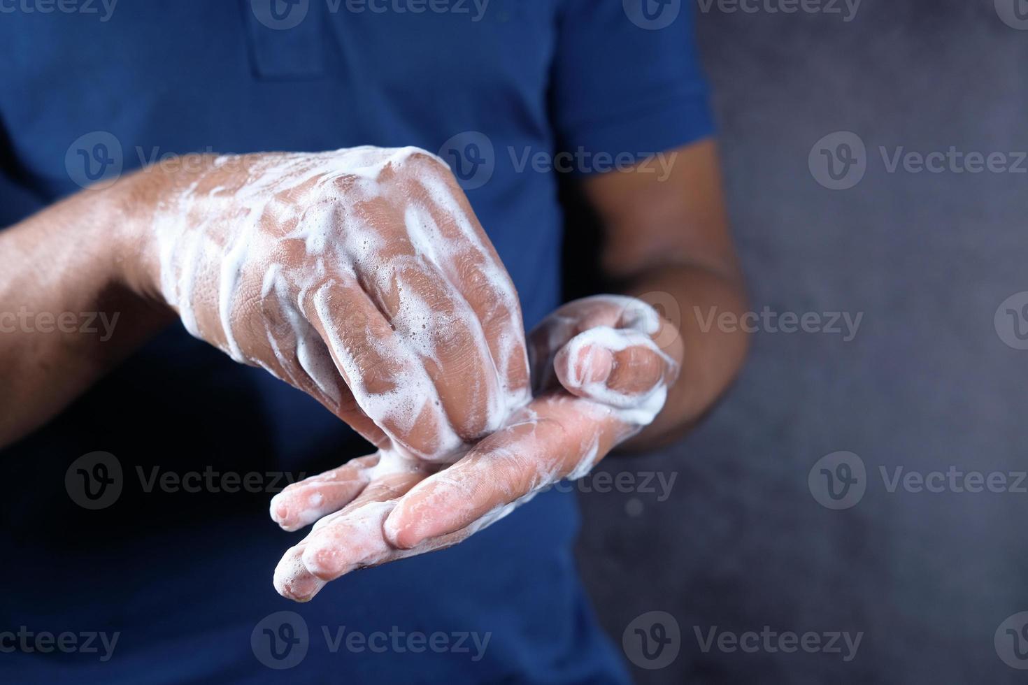 Mann Hände waschen mit Seife foto