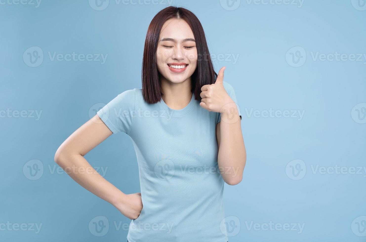 Bild von jung asiatisch Frau posieren auf Hintergrund foto