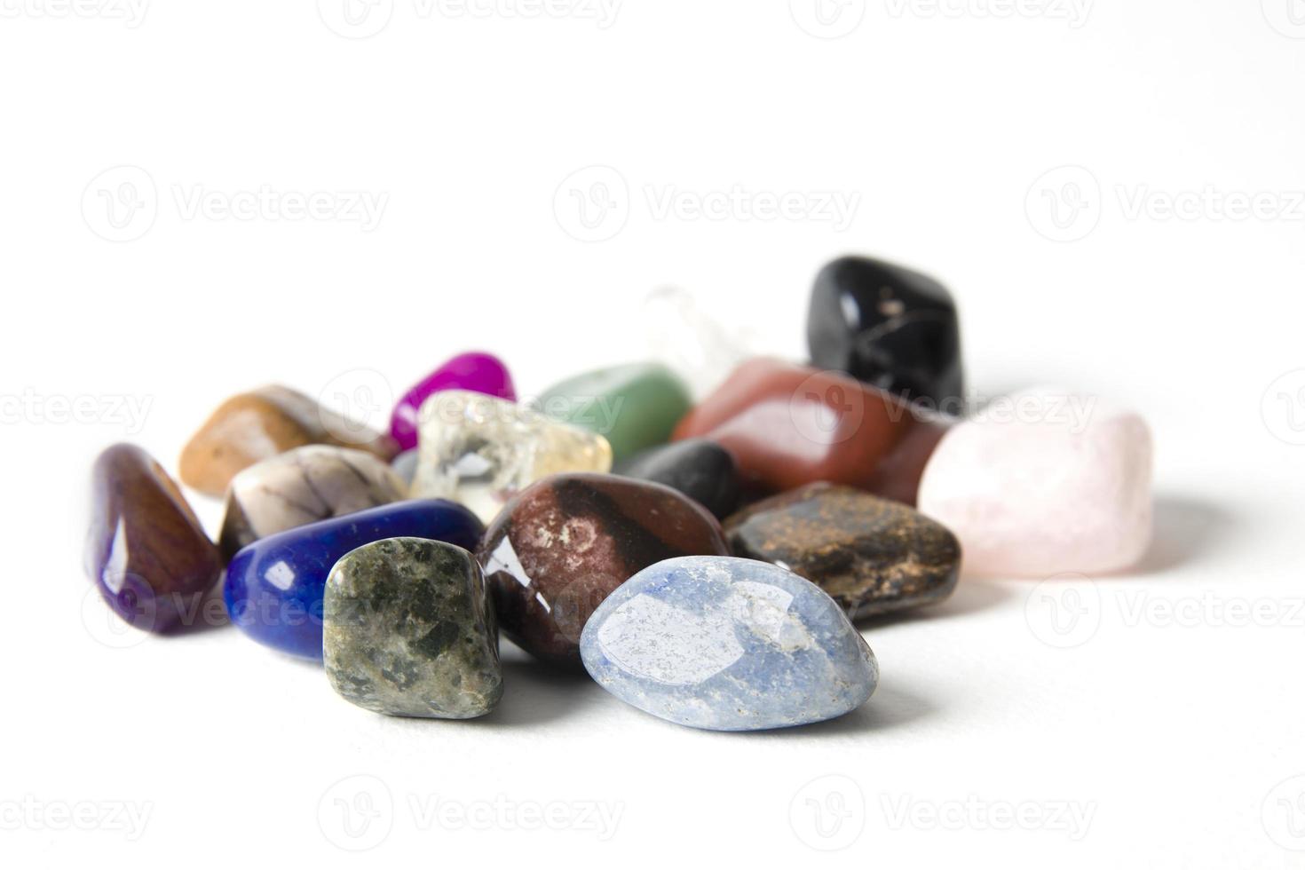 Gruppe von Mineralien auf dem weißen Hintergrund foto
