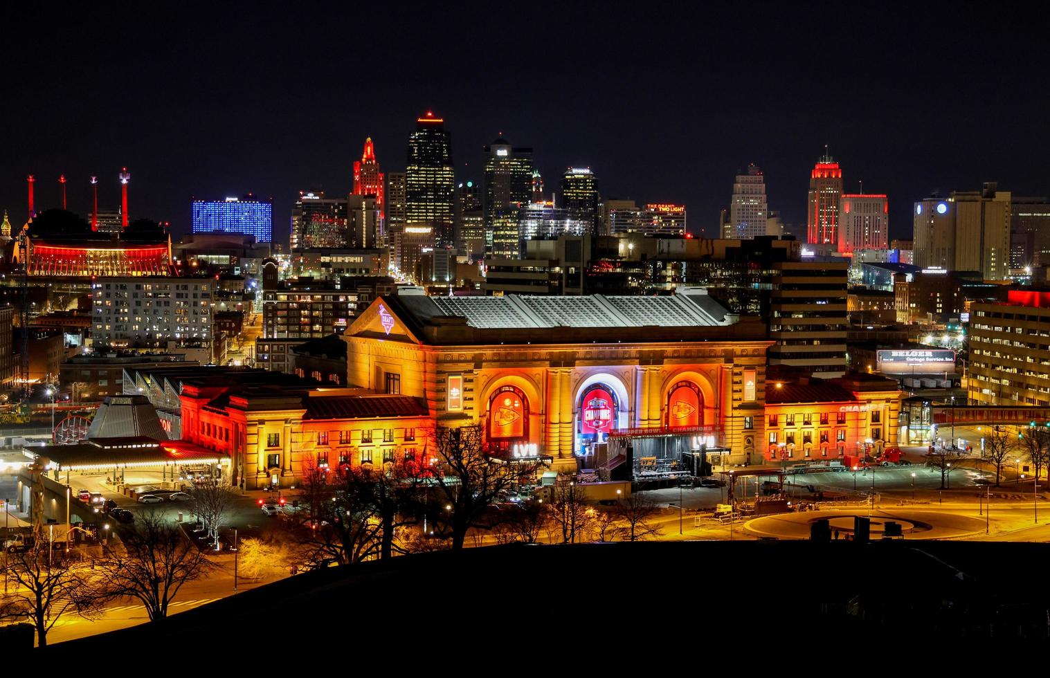 Kansas Stadt, Missouri, USA. Februar 13, 2023. Kansas Stadt Union Bahnhof zündete oben im rot und Gold Chefs Farben nach Super Schüssel Sieg foto