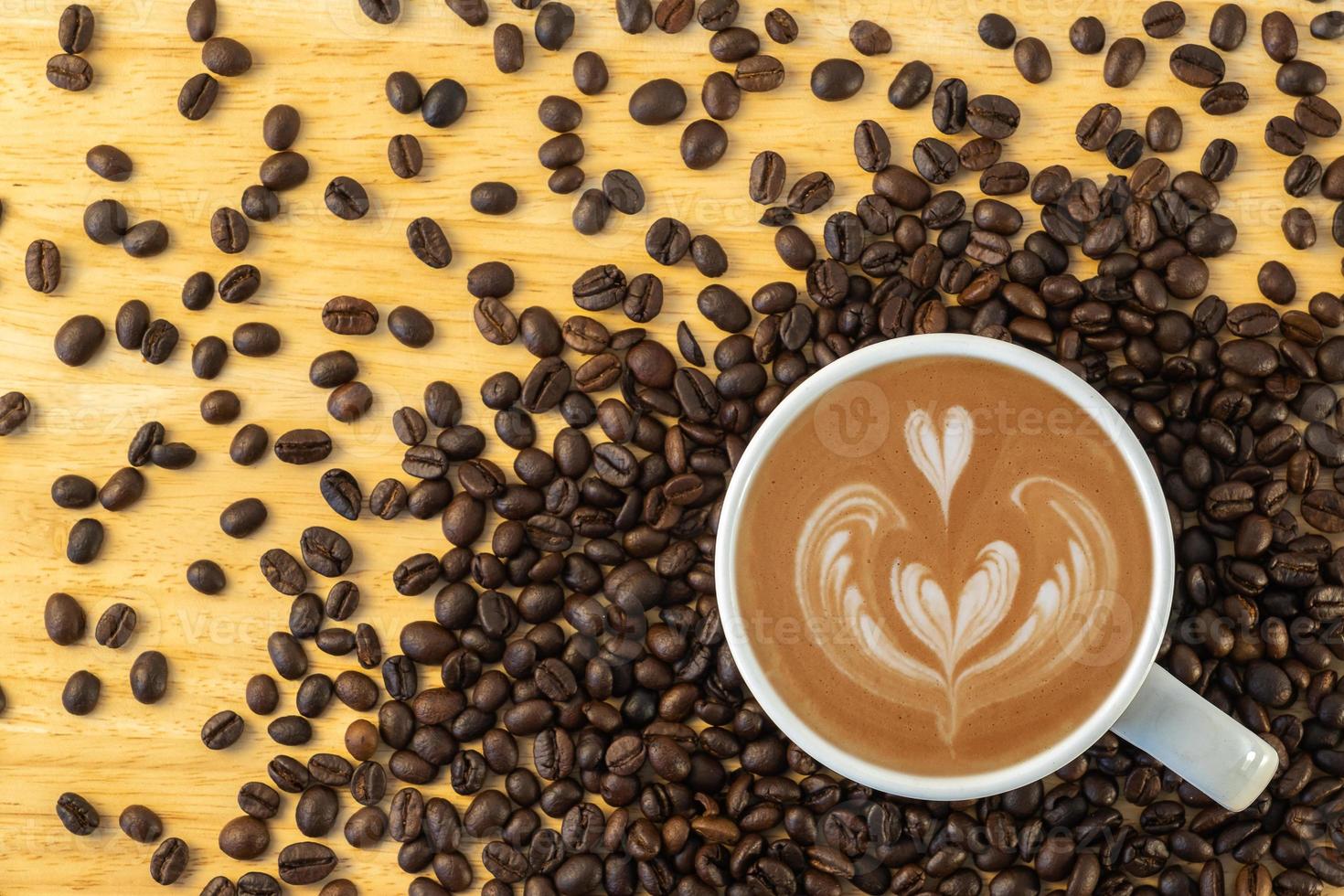 Draufsicht einer Tasse Kaffee mit Bohnen foto