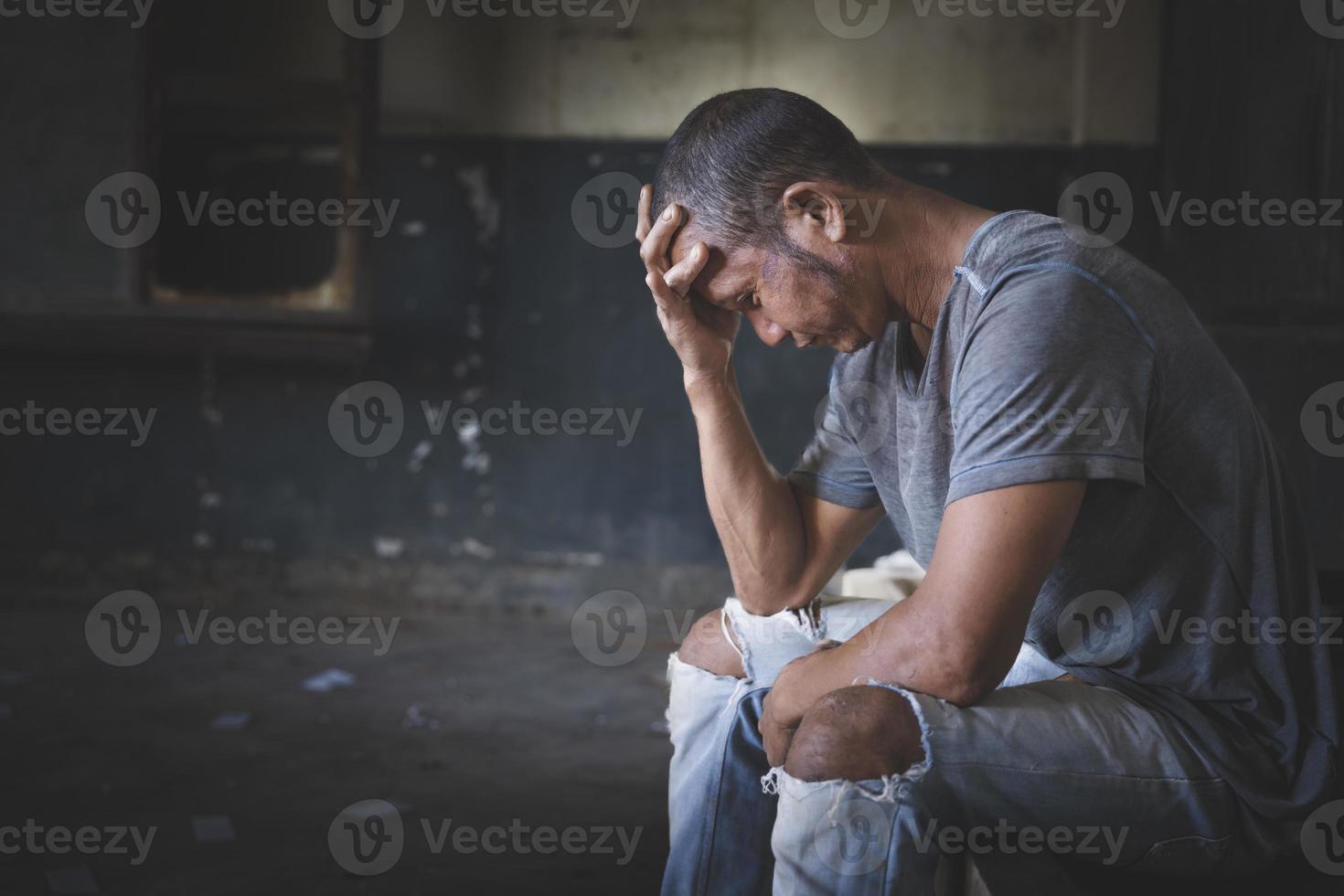 Drogen Sucht und Rückzug Symptome Konzept. deprimiert und hoffnungslos Mann Sitzung allein nach mit Drogen und betrunken Alkohol beim verlassen Haus. International Tag gegen Droge Missbrauch. foto