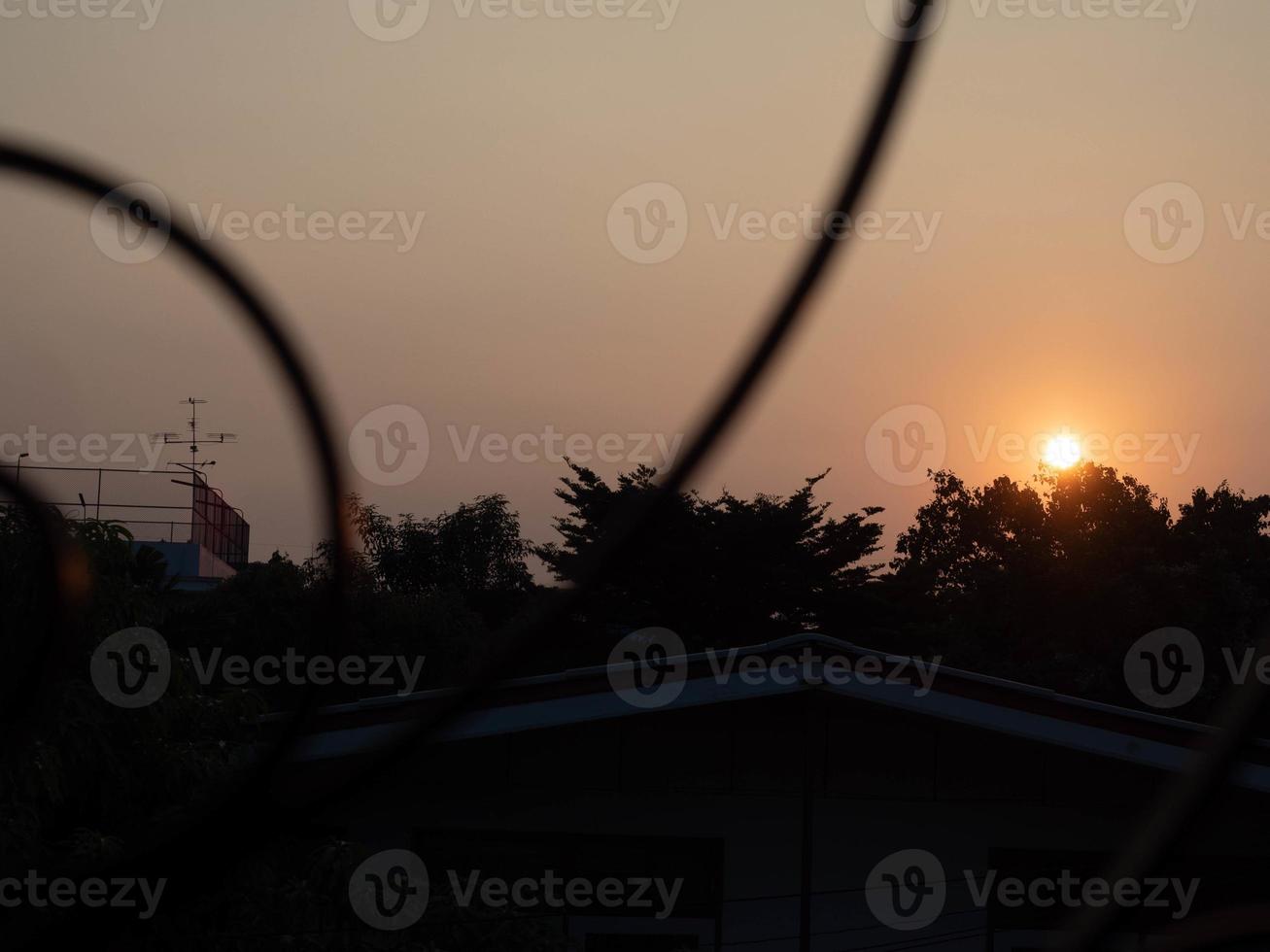 Sonnenuntergang Aussicht Silhouette Hintergrund Hintergrund Fenster Haus Leben Zimmer Himmel wolkig natürlich Umgebung Sonnenaufgang draussen Landschaft Orange Farbe Gradient Reise Abend Sommer- Zeit Wetter Strand Panorama foto