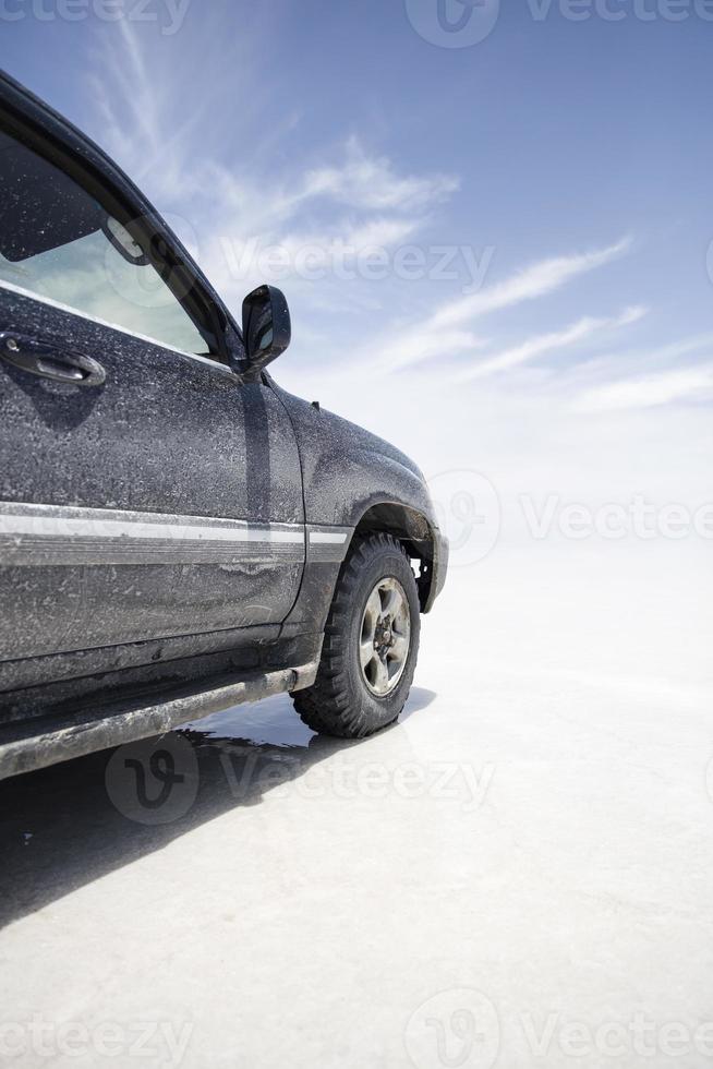 Geländewagen bei Salar de Uyuni Salzwüste in Bolivien foto