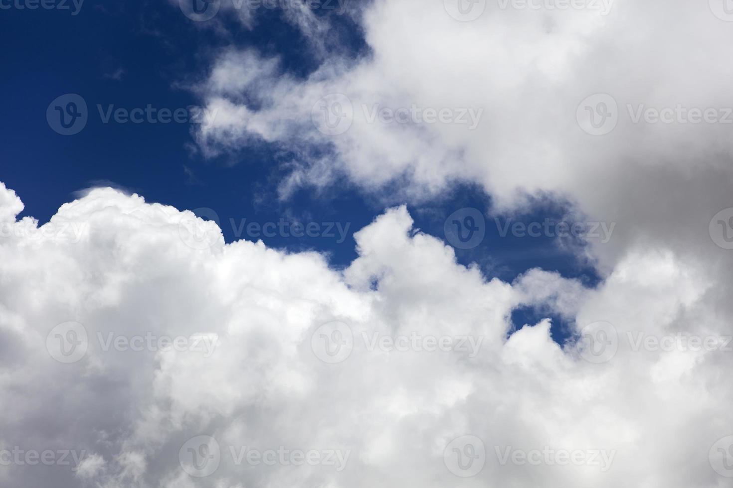 weiße Wolken am blauen Himmel foto