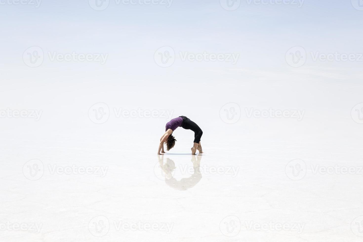 junge Frau in Salar de Uyuni Salzwüste in Bolivien foto