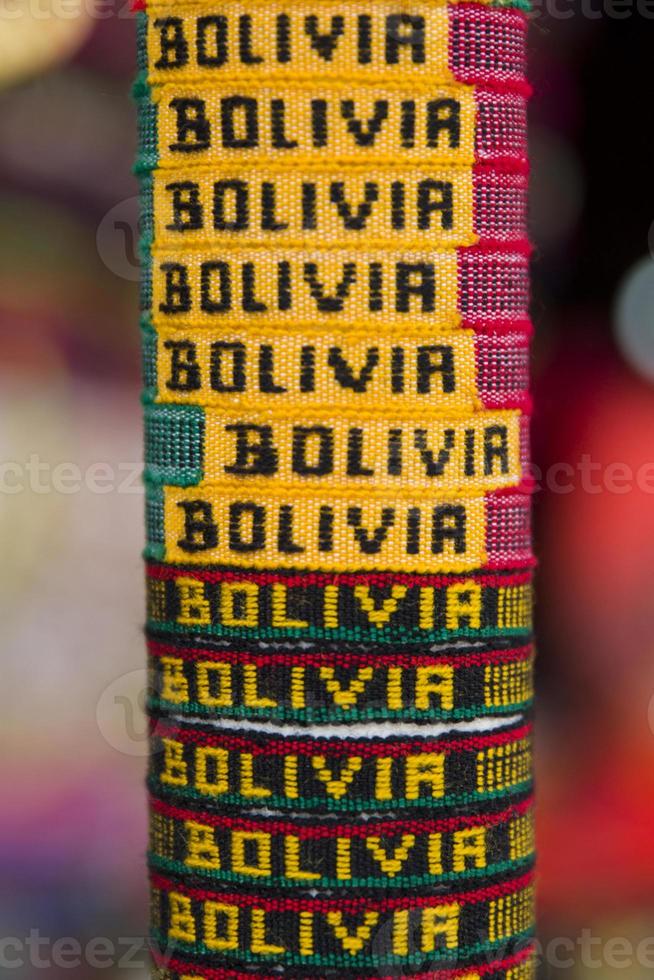bunte Souvenirs auf dem Markt in Copacabana, Bolivien foto