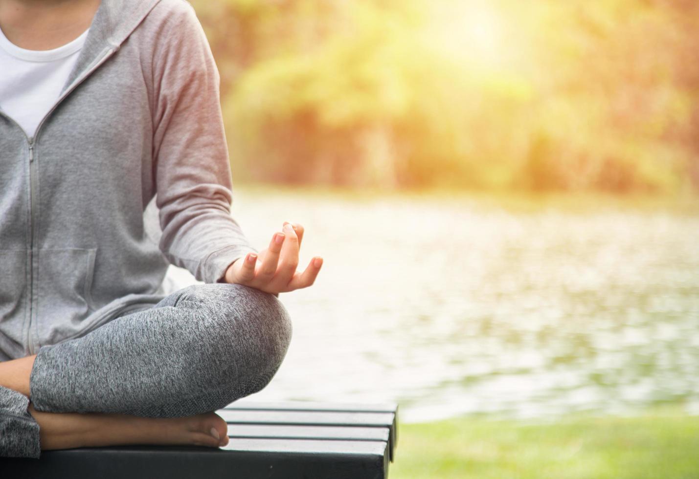 junge Yoga-Frau meditiert, entspannt in der Natur foto