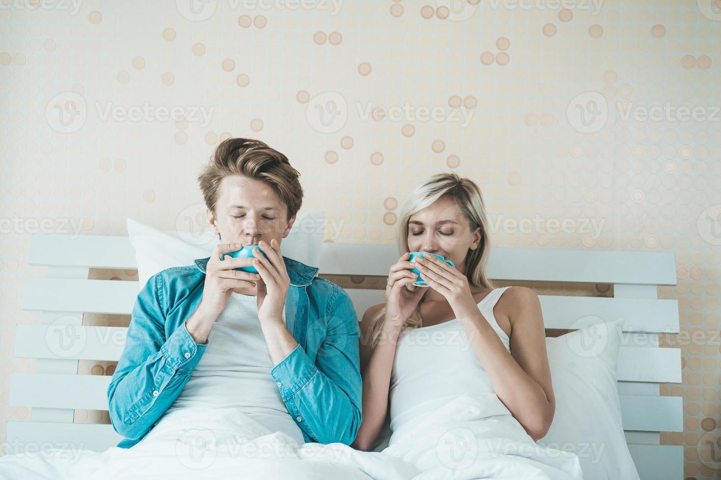 glückliches Paar, das morgens Kaffee trinkt foto