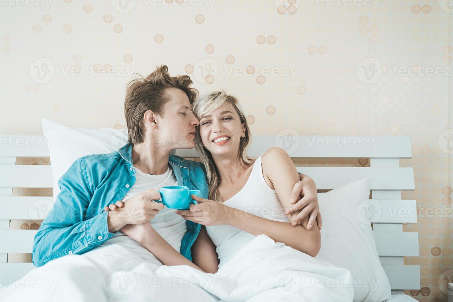 glückliches Paar, das morgens Kaffee trinkt foto