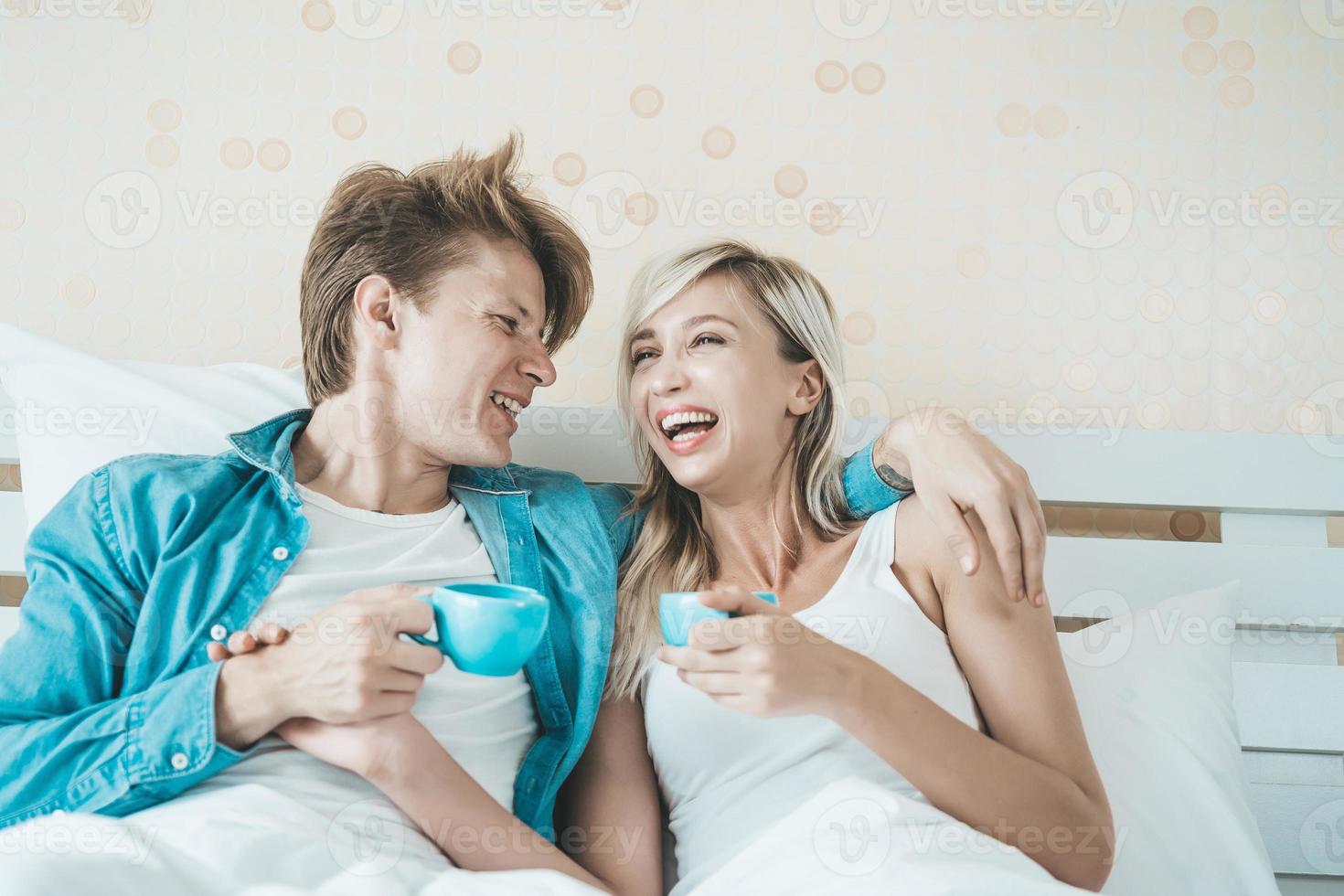 glückliches Paar, das morgens Kaffee trinkt foto