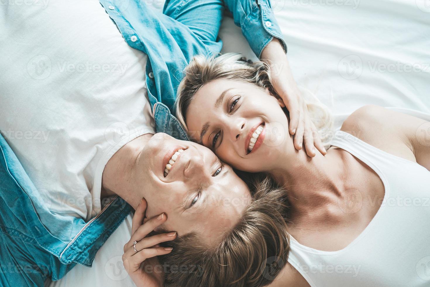 glückliches Paar zusammen im Schlafzimmer foto