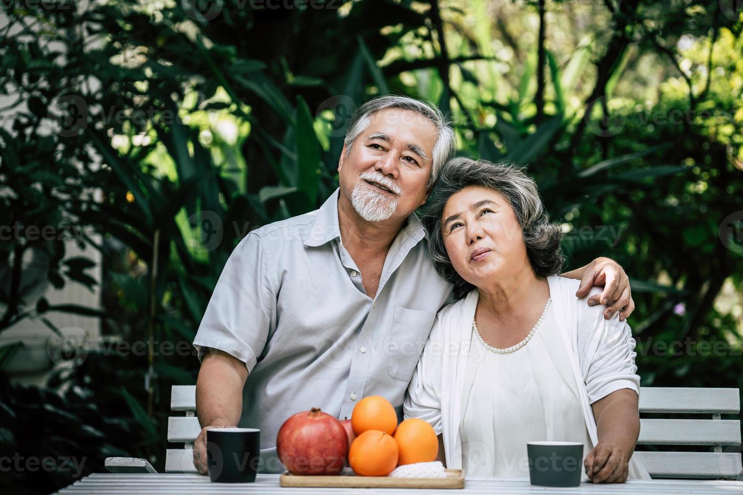 älteres Ehepaar, das etwas Obst spielt und isst foto