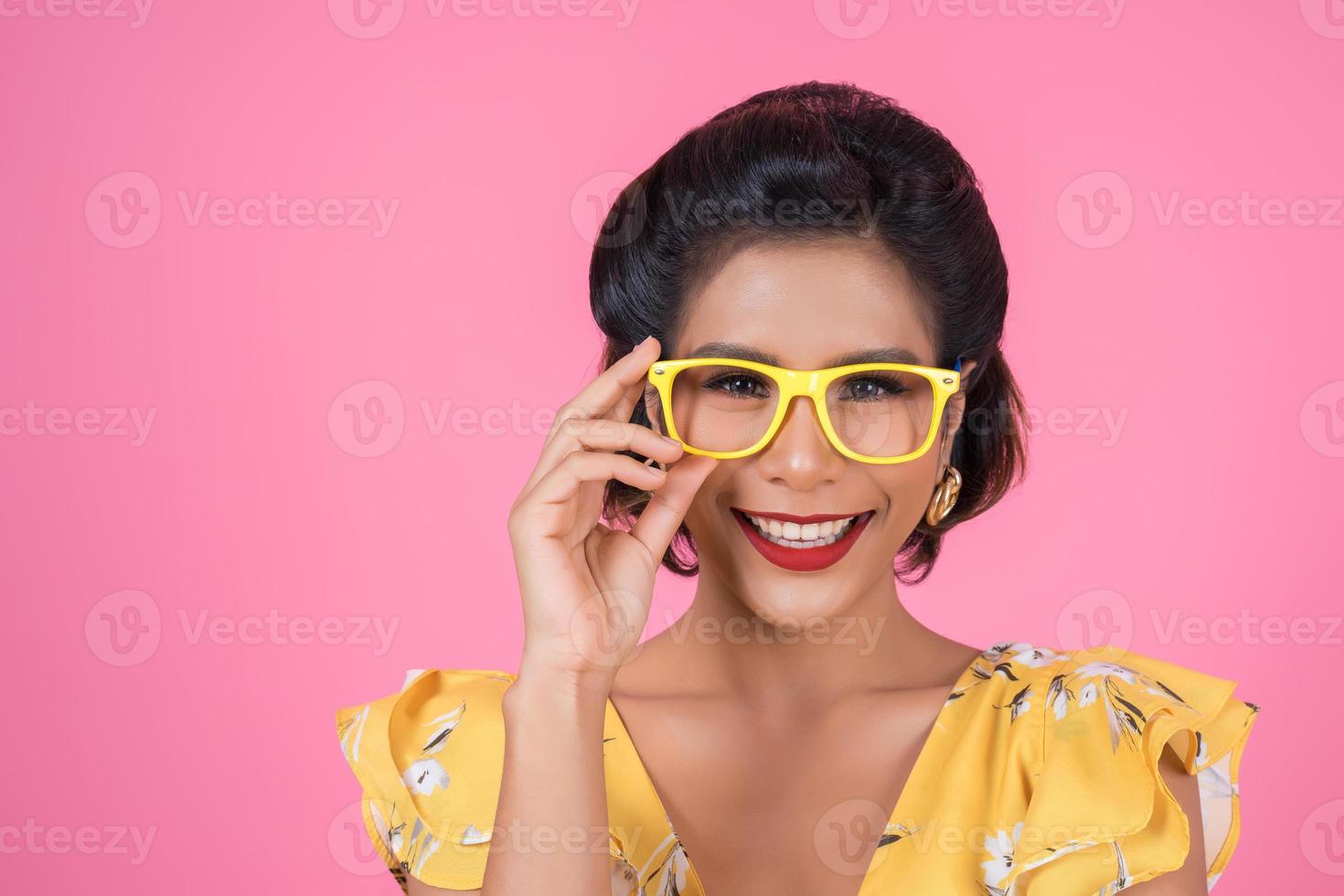 Porträt der modischen Frau mit Sonnenbrille foto