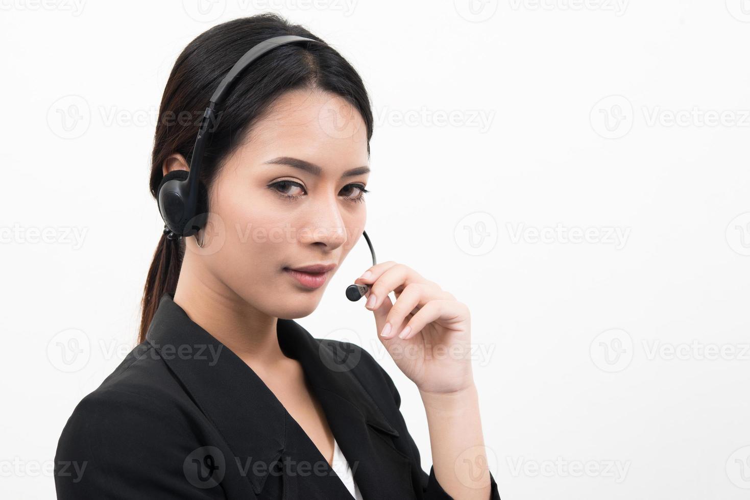 junge asiatische Frau mit Unterstützungstelefon-Headset, lokalisiert auf weißem Hintergrund foto
