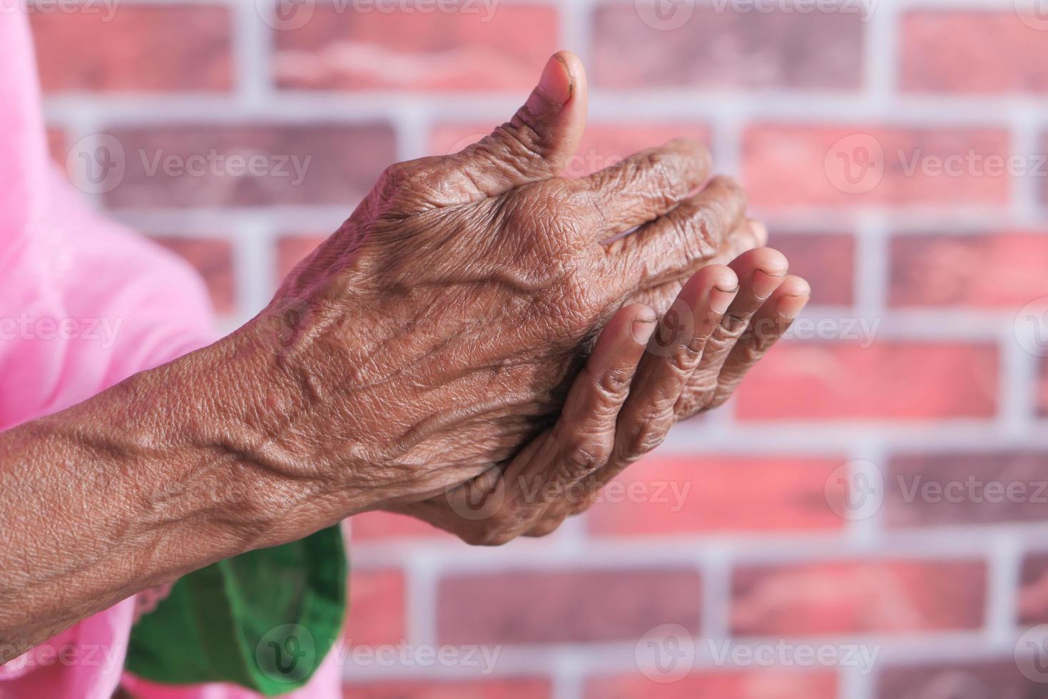 Hand der alten Frau foto