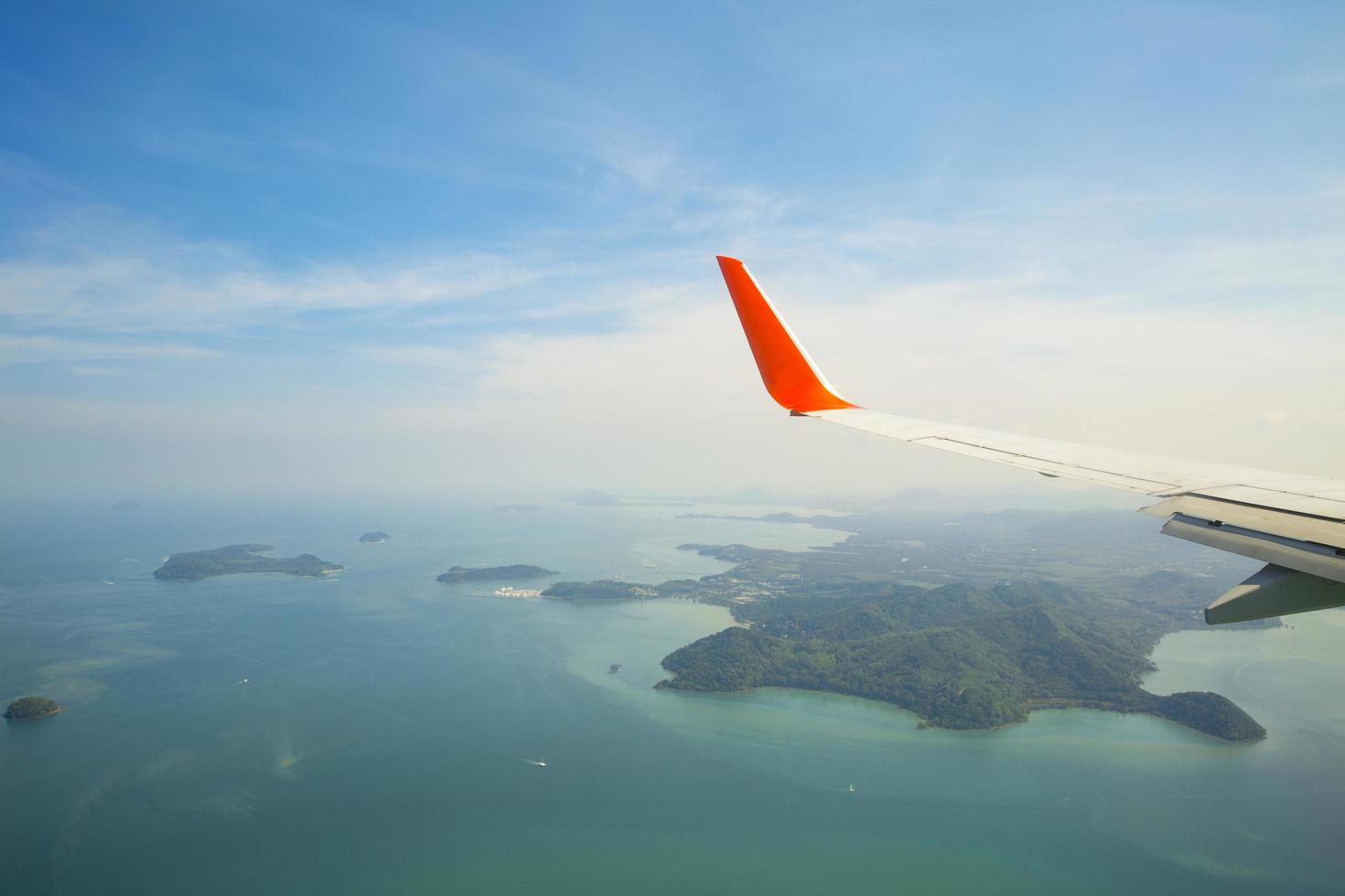 Luftaufnahme des Flugzeugflügels über Phucket Island, Thailand foto