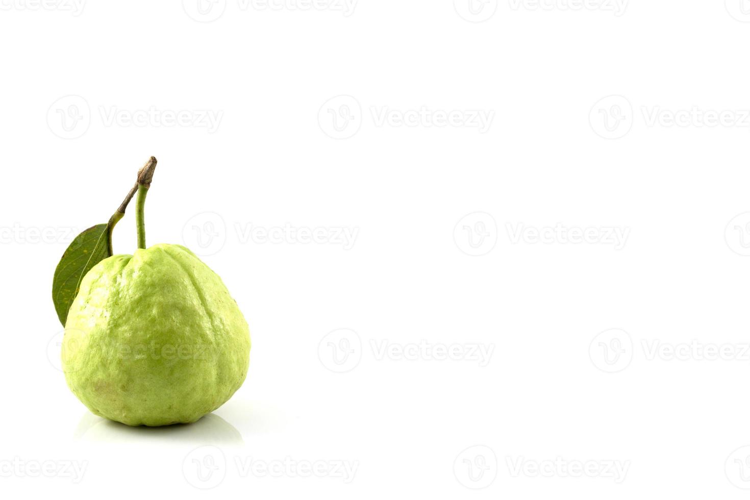 eine Guave auf weißem Hintergrund foto