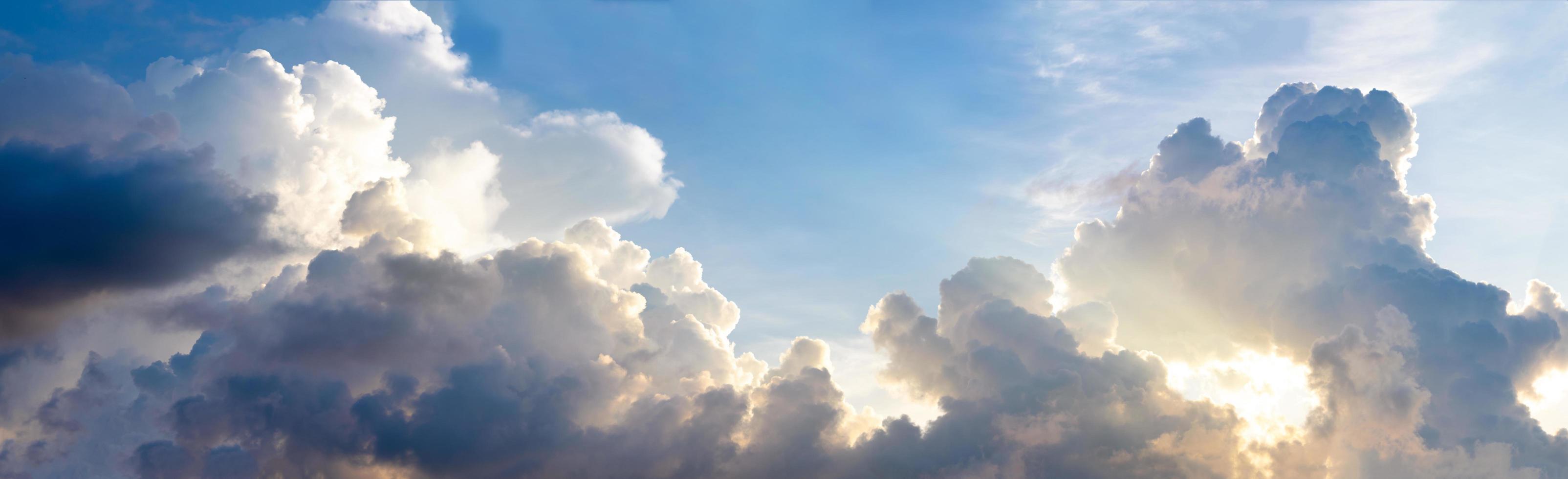 dunkel bewölkter Himmel Banner foto