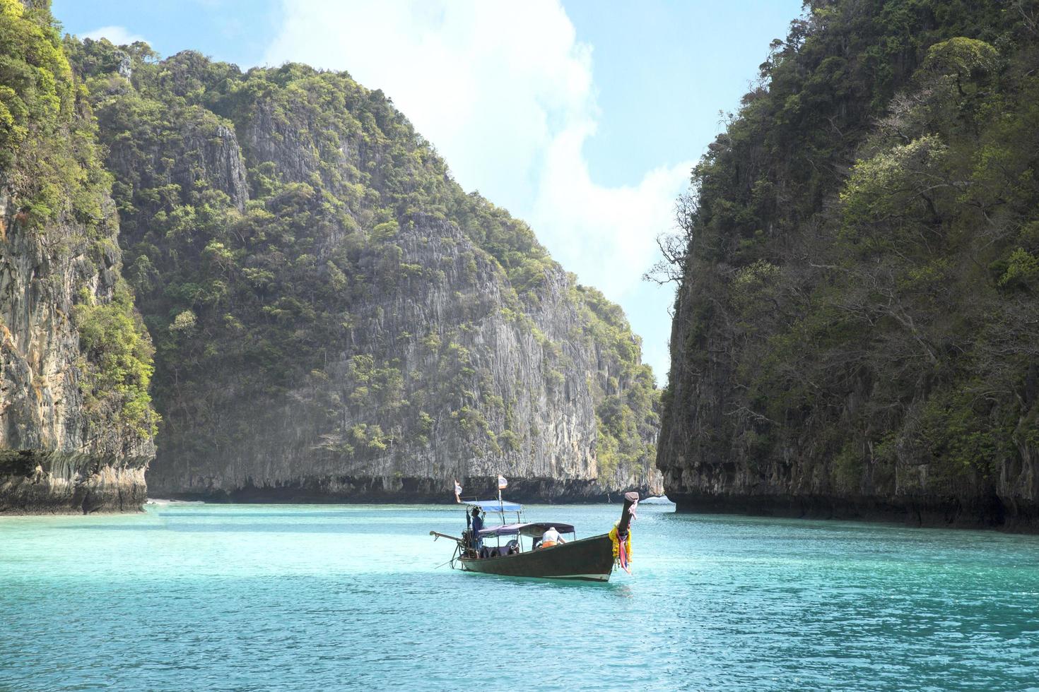 Holzboot mit Blick auf die Berge in Phuket, Thailand, April 2018 foto