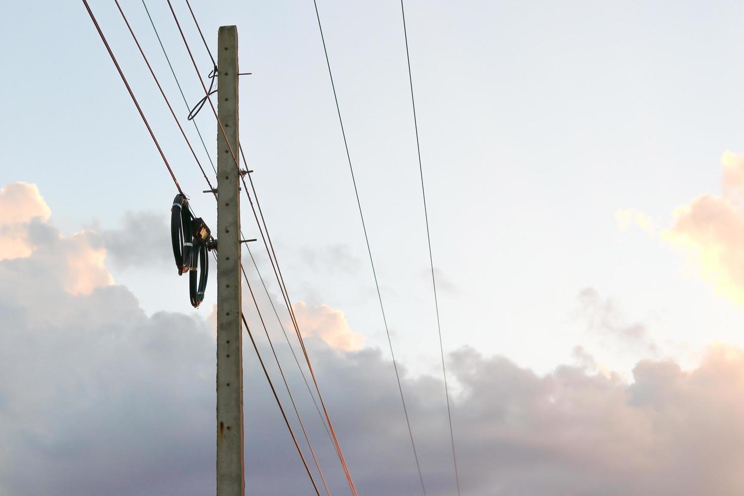 Strommast an elektrische Drähte angeschlossen foto