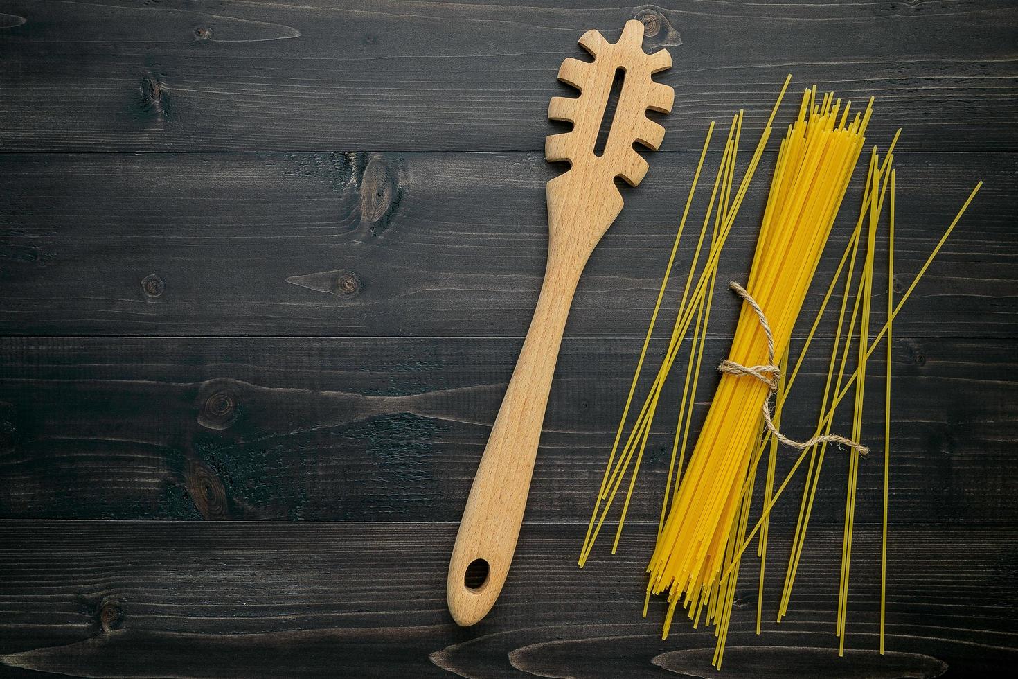 Spaghetti-Nudeln und Utensilien foto