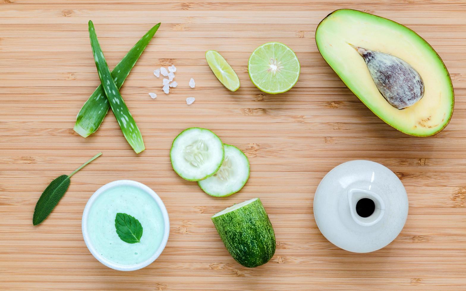 Aloe Vera und Avocados für die Hautpflege foto