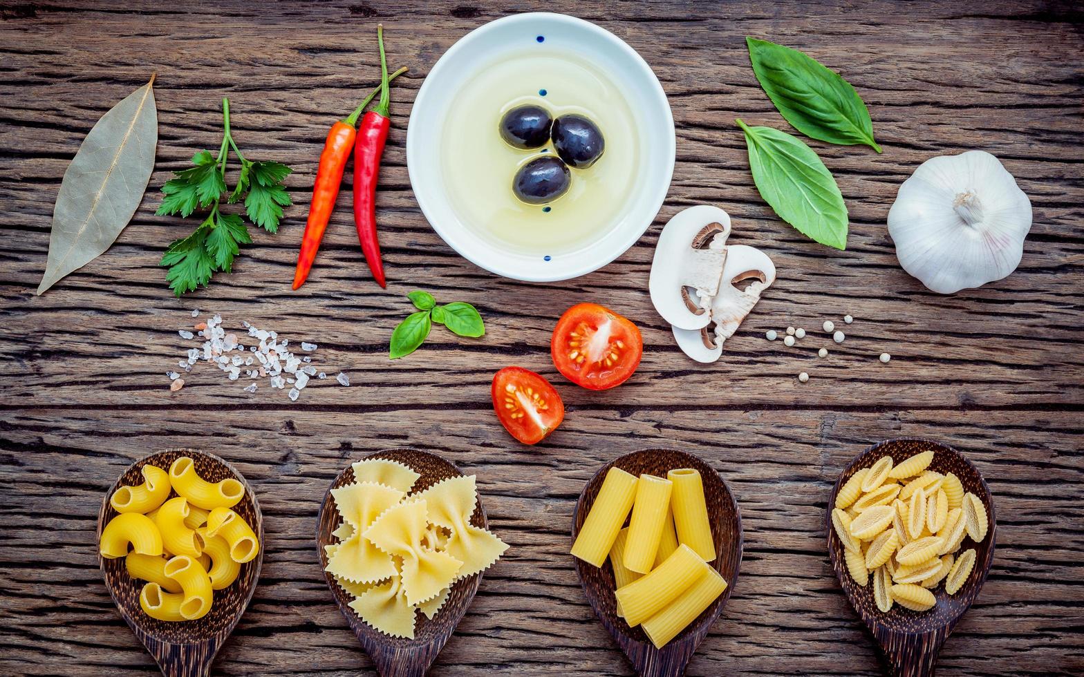 italienische Lebensmittel auf Holz foto