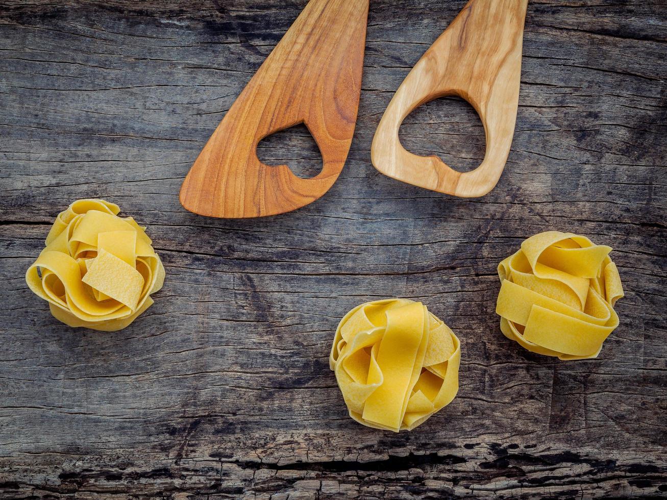 Holzutensilien und Nudelbällchen foto