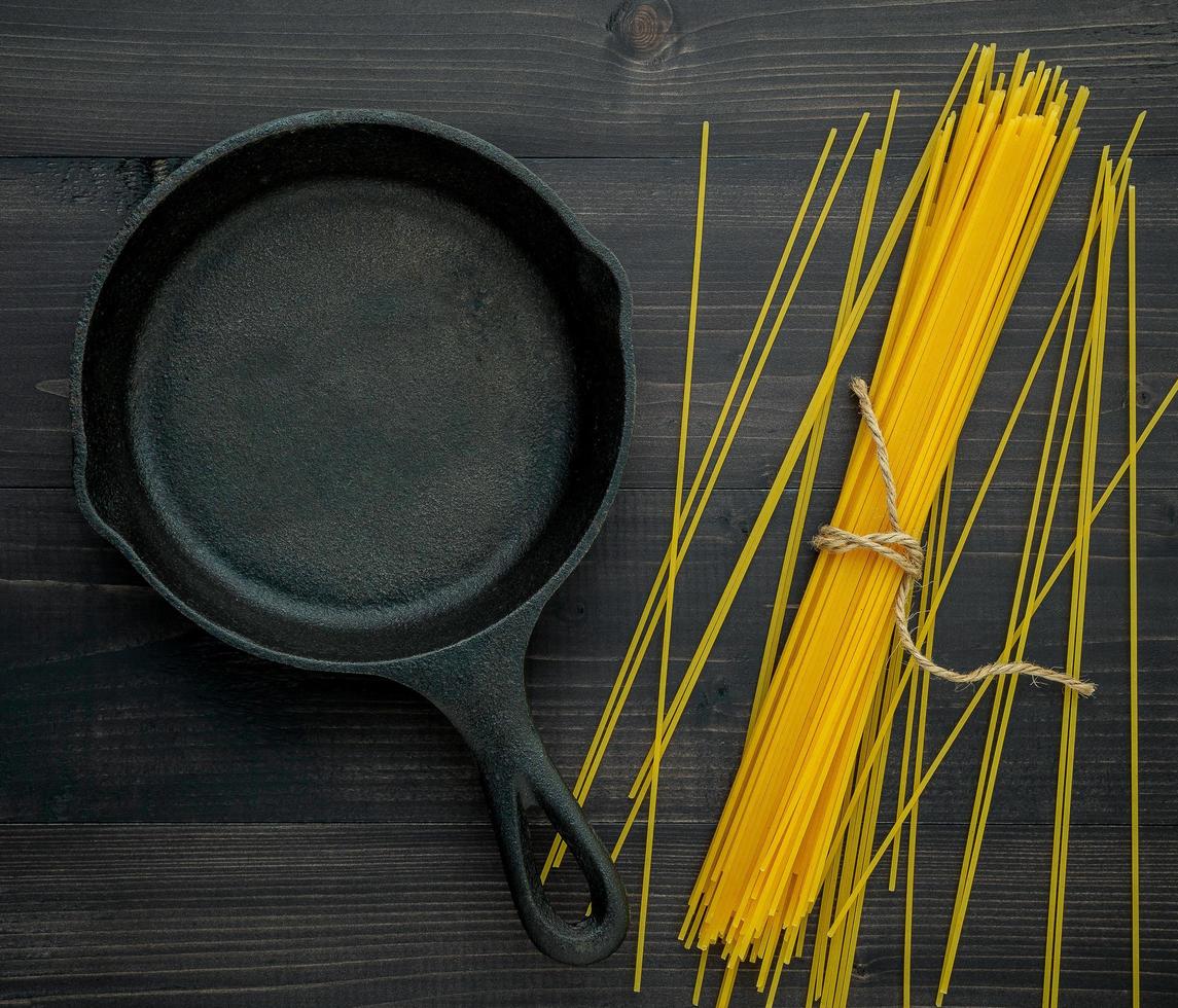 Pfanne und Spaghetti-Nudeln foto