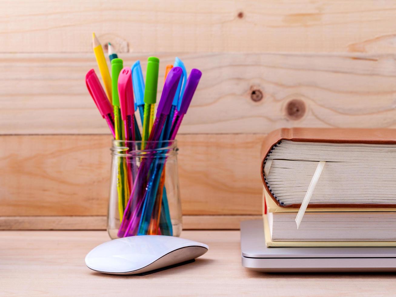 Utensilien mit einer Maus und Büchern foto