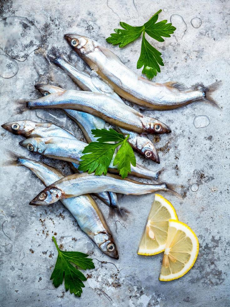 Shishamo Fisch mit Petersilie und Zitrone foto