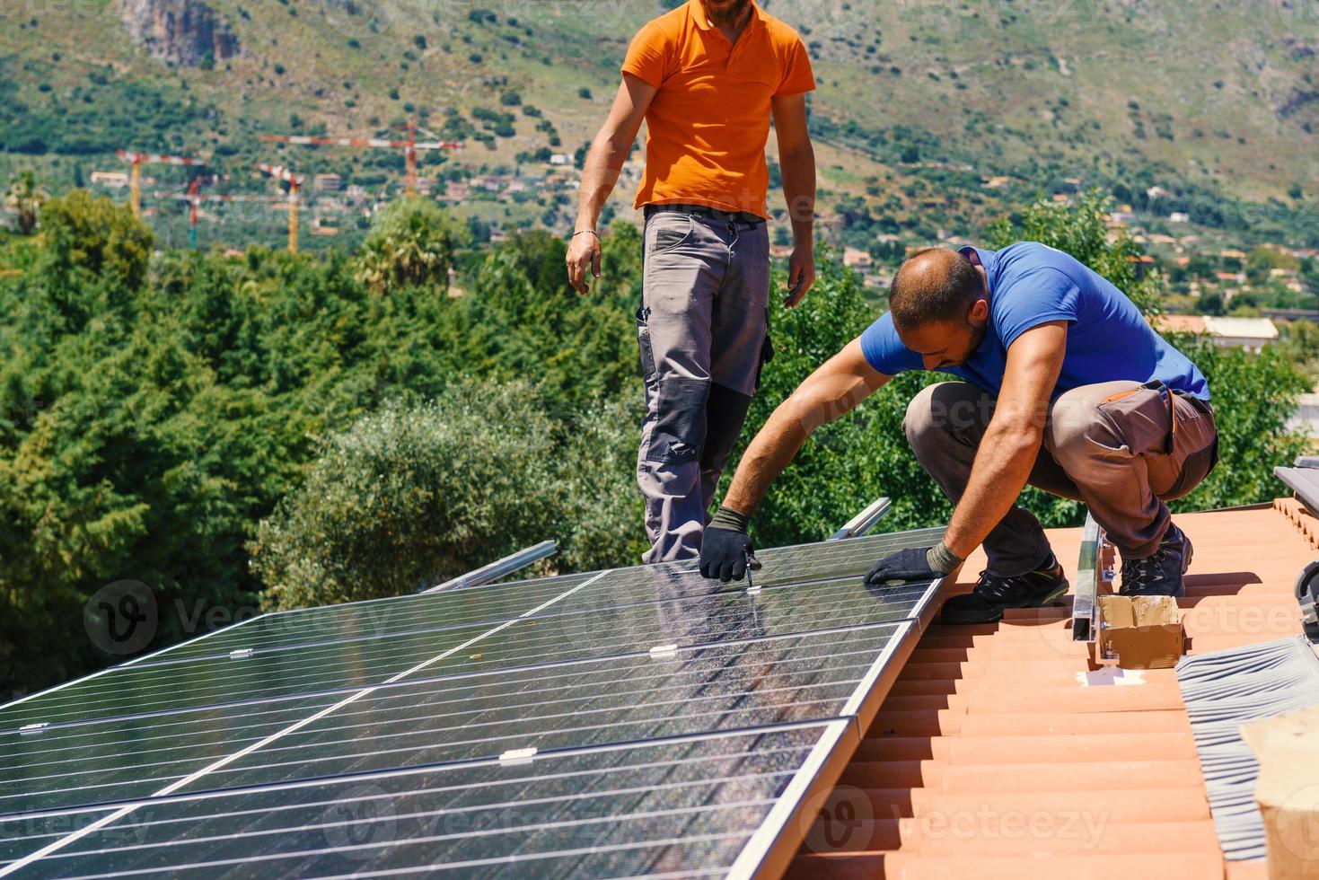 Arbeitskräfte montieren Energie System mit Solar- Panel zum Elektrizität foto