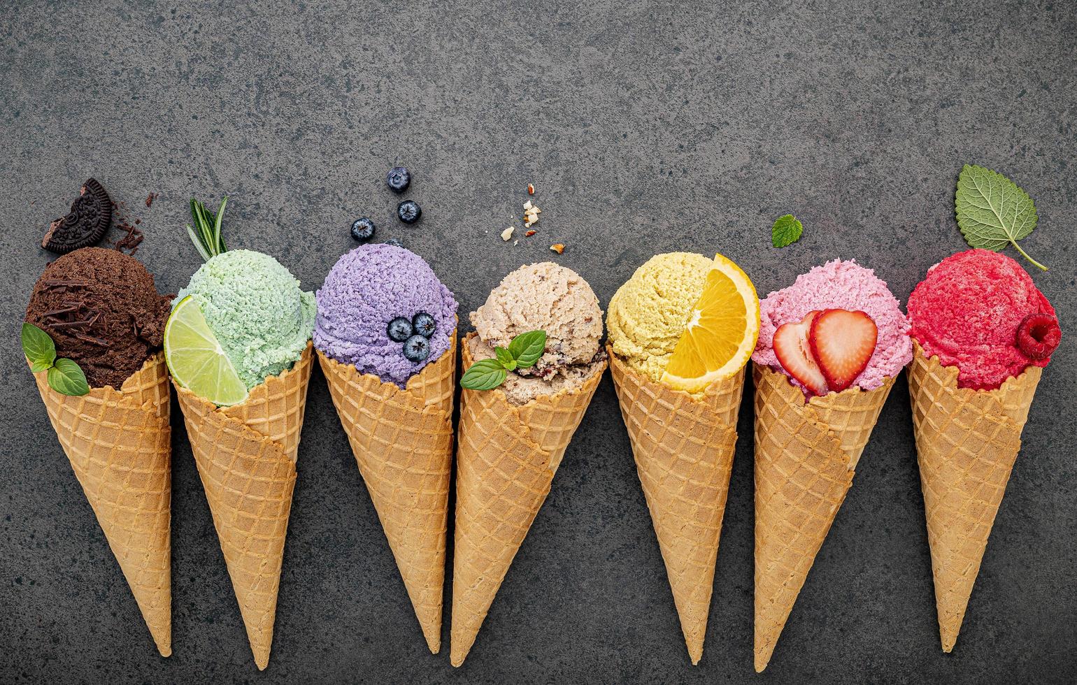 buntes Eis und Obst auf einem schwulen Hintergrund foto