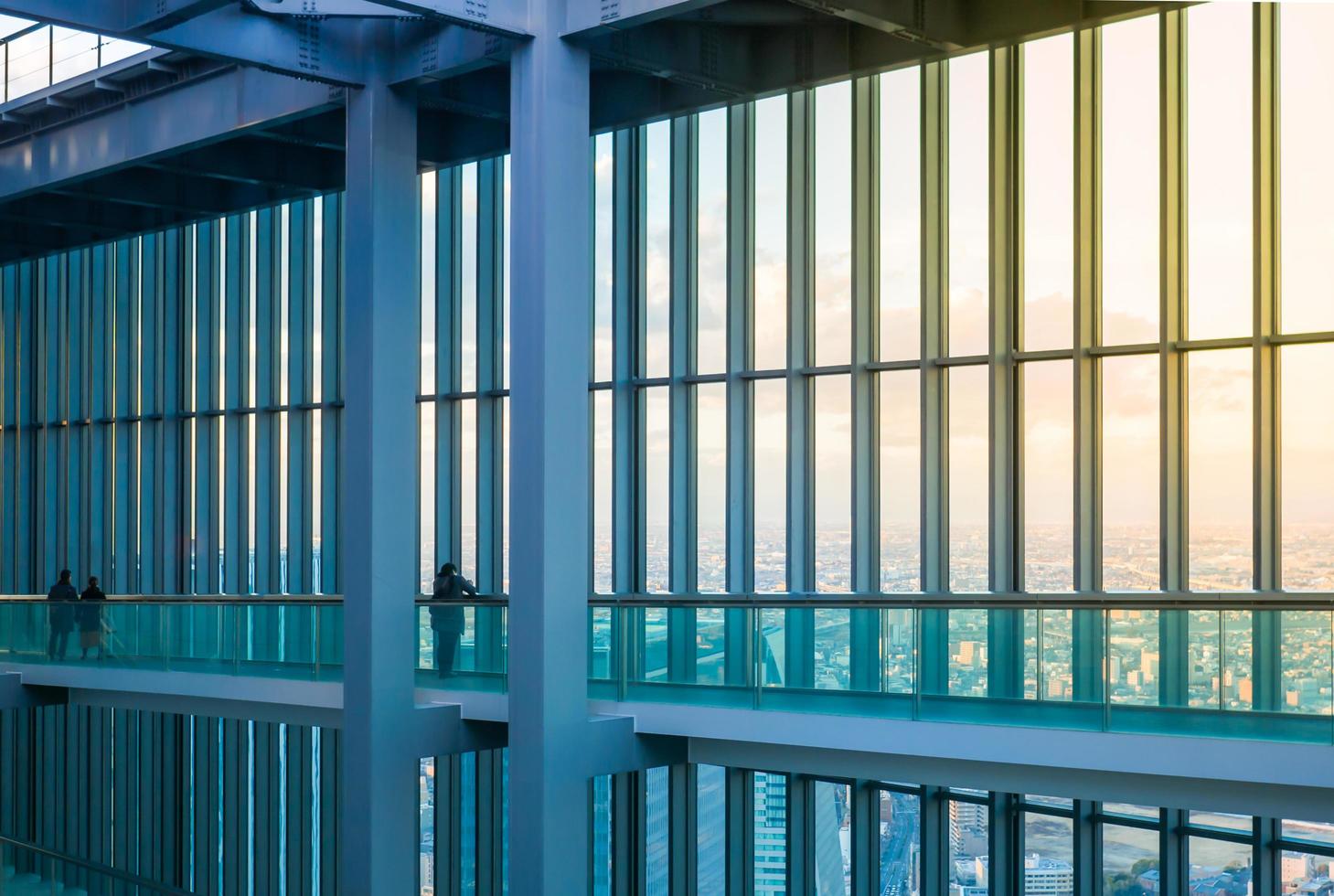 Wolkenkratzer mit Glasfenstern mit Blick auf die Stadt foto