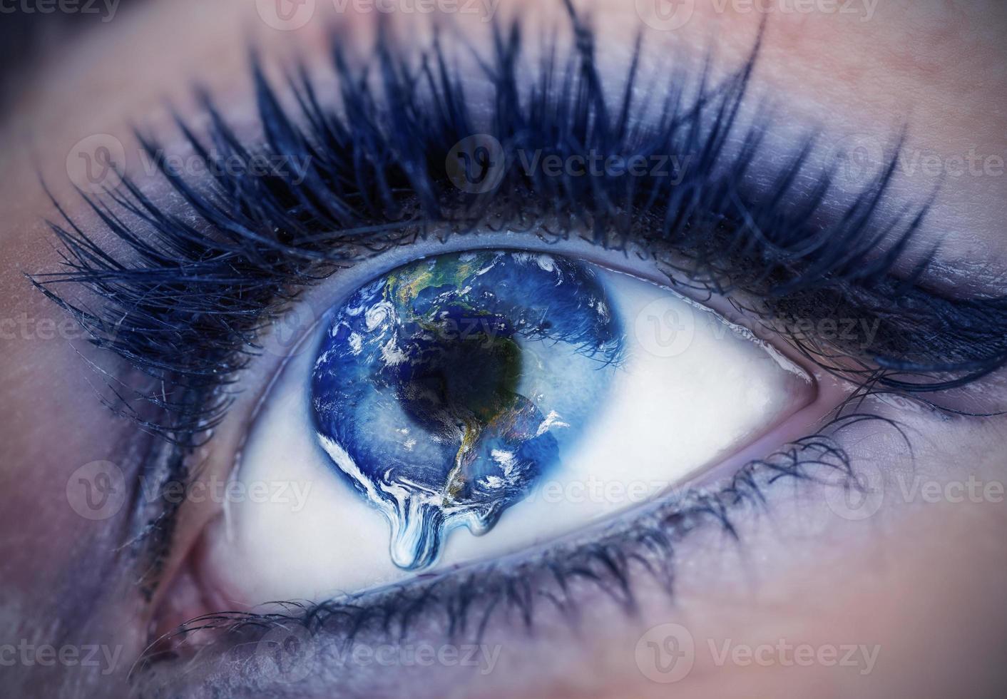 Auge mit Innerhalb das Welt. Erde ist Weinen fällig zu Verschmutzung, Kriege, Terrorismus. Globus bereitgestellt durch NASA foto