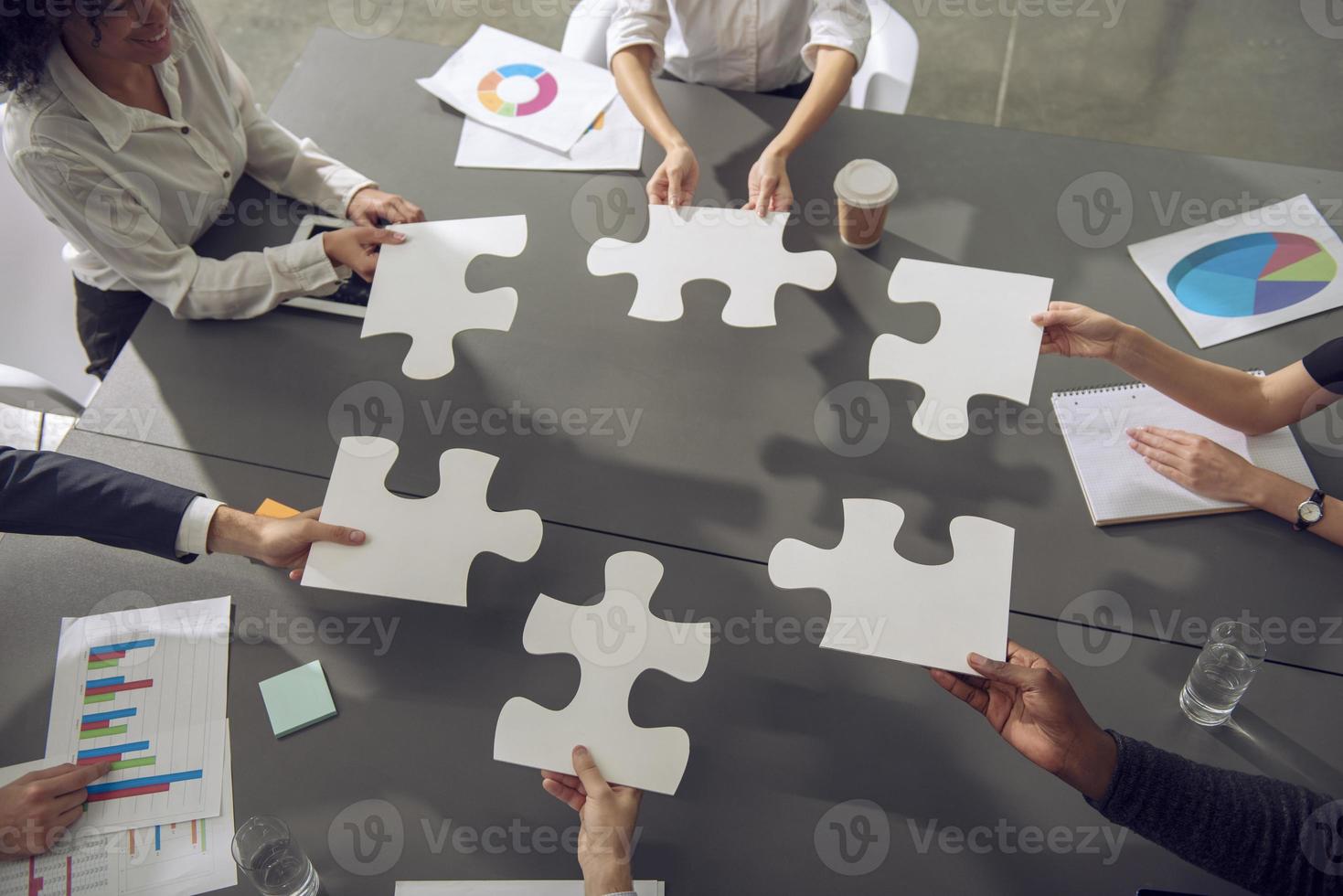 Zusammenarbeit von Partner. Konzept von Integration und Anfang mit Puzzle Stücke foto