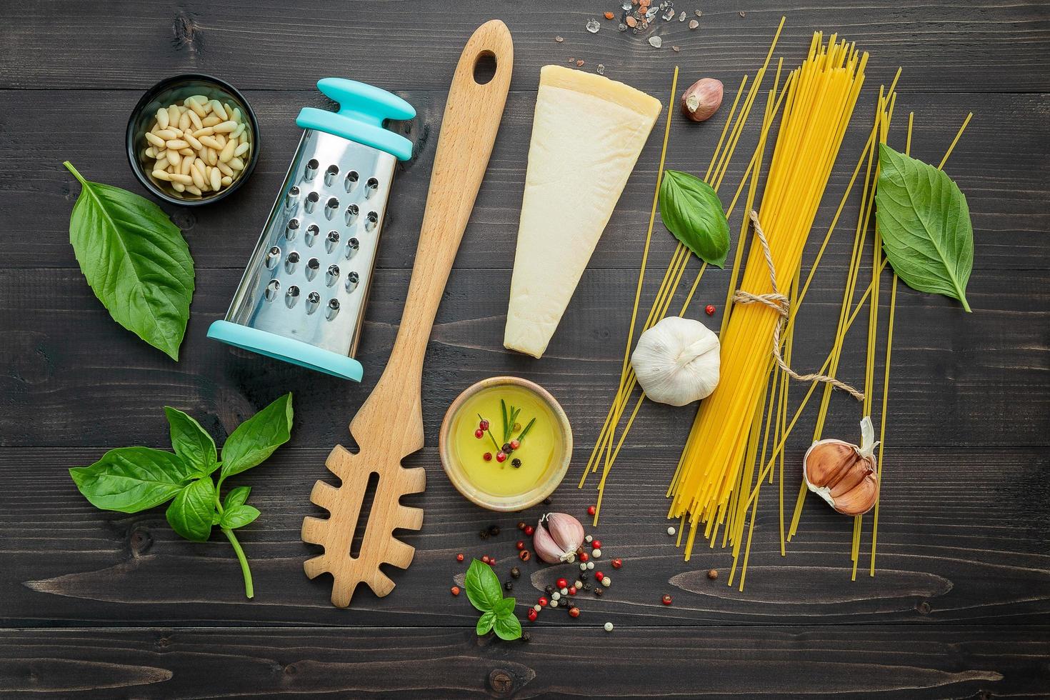 Draufsicht auf frische Spaghetti-Zutaten foto