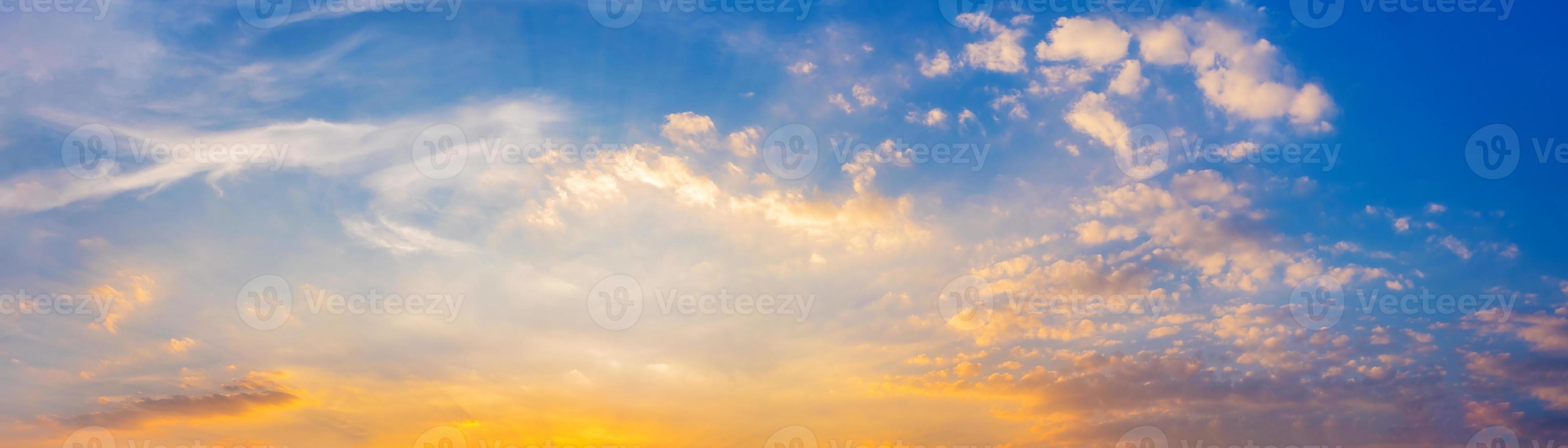 der Himmel bei Sonnenuntergang foto