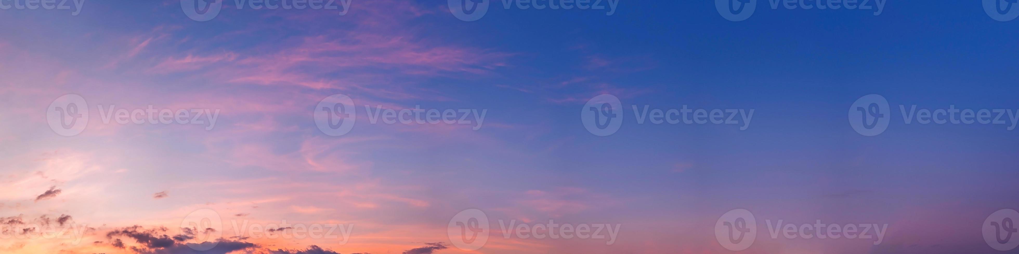 der Himmel bei Sonnenuntergang foto