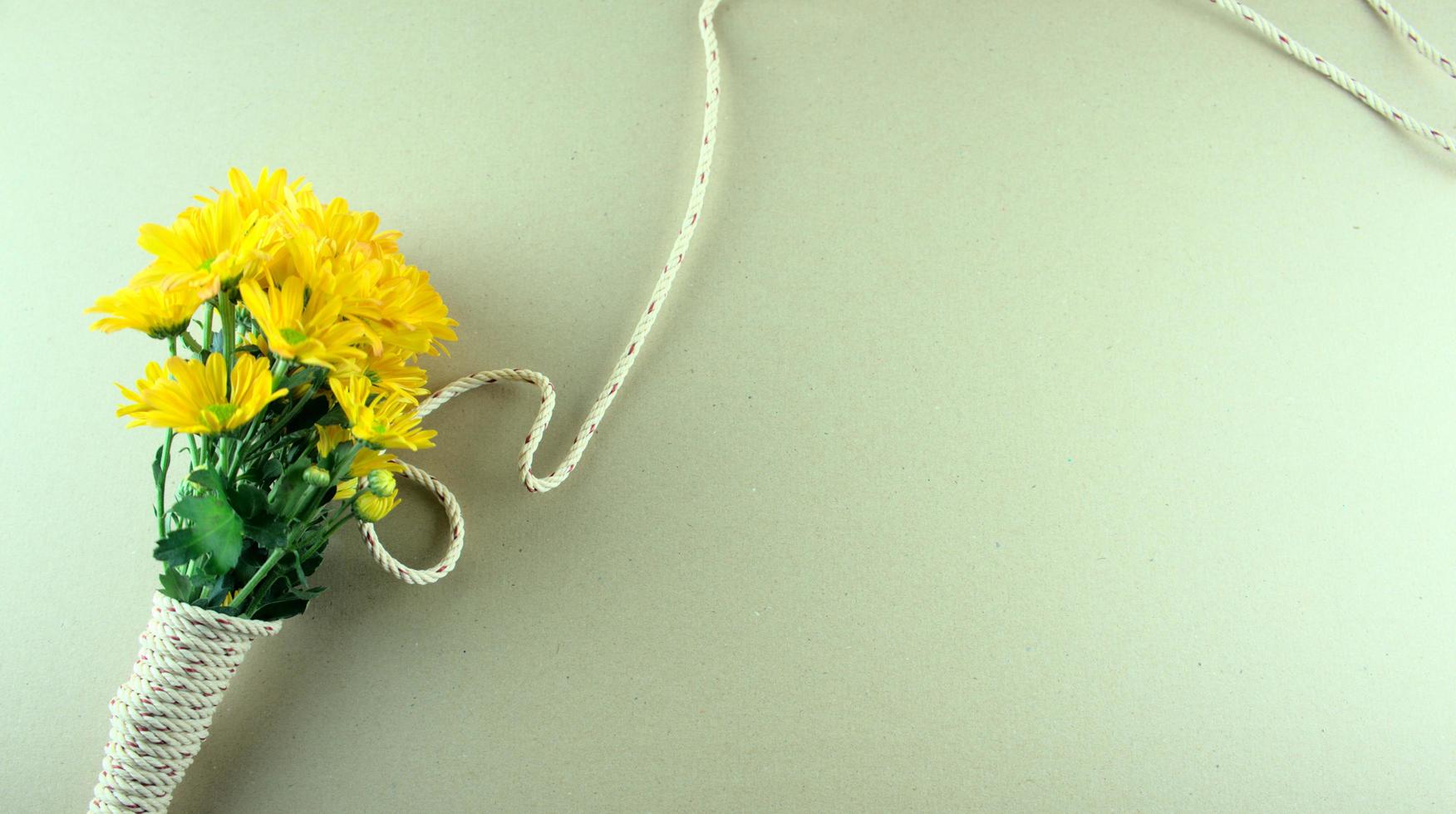 Flache Lage eines Straußes gelber Mütter oder Chrysanthemenblüten foto